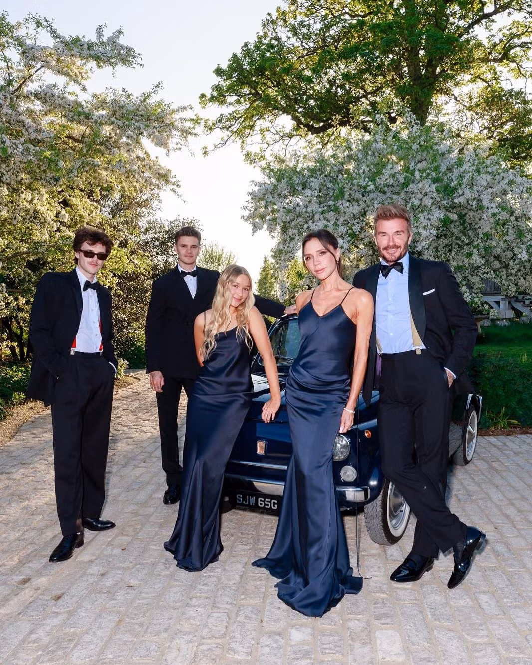 Victoria Beckham chia sẻ ảnh chụp gia đình thiếu Brooklyn và Nicola. Ảnh: IG.