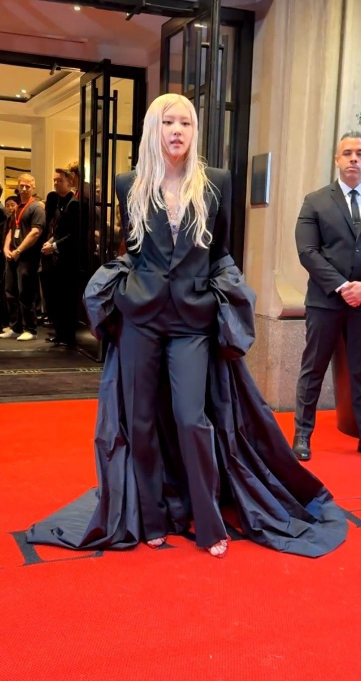 Rosé tạo dáng bên ngoài bảo tàng. Cô chọn vest kết hợp áo choàng màu đen. Ảnh: Twitter.