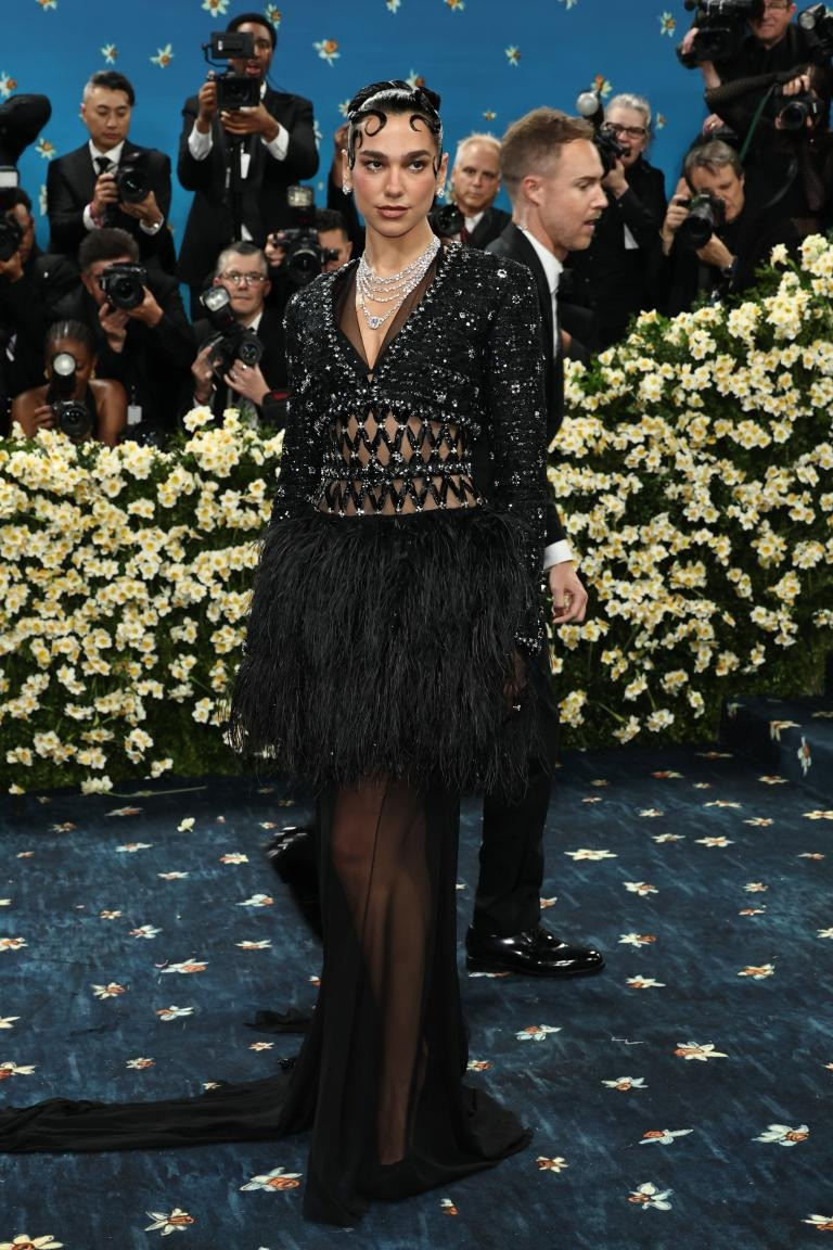 Dua Lipa giống như số đông khách mời khác, mặc trang phục đen. Cô diện thiết kế của Chanel. Ảnh: Getty Images.