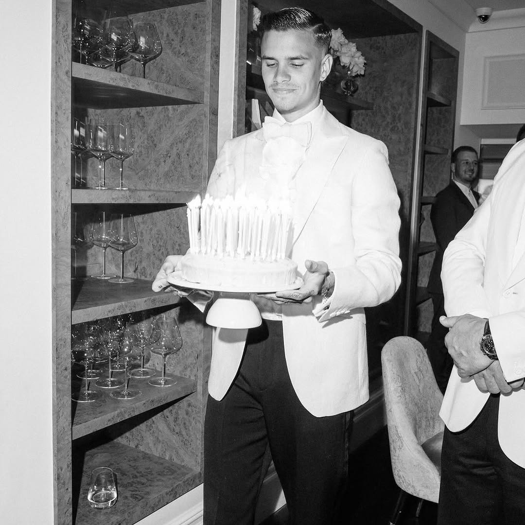 David Beckham khoe ảnh các con trong tiệc sinh nhật tuổi 50, Brooklyn dường như không còn là thành viên trong gia đình nổi tiếng nữa. Ảnh: IG.