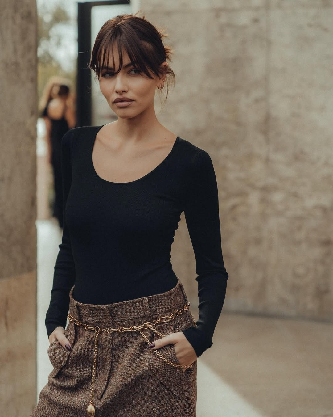 Nhiều cư dân mạng nhận xét Blondeau hiện tại là cô gái trưởng thành, ưa nhìn, nhưng không còn gây ấn tượng mạnh như xưa. Một số người còn nghi ngờ cô có can thiệp thẩm mỹ, làm hỏng nét đẹp nguyên bản, đặc biệt là phần má hóp và đôi môi dày. Bên cạnh đó, một số ý kiến cho rằng việc được tung hô quá nhiều giống như “con dao hai lưỡi”. Nó khiến Blondeau bị mắc kẹt ở quá khứ, không thể bứt phá hơn được. Ảnh: IG.