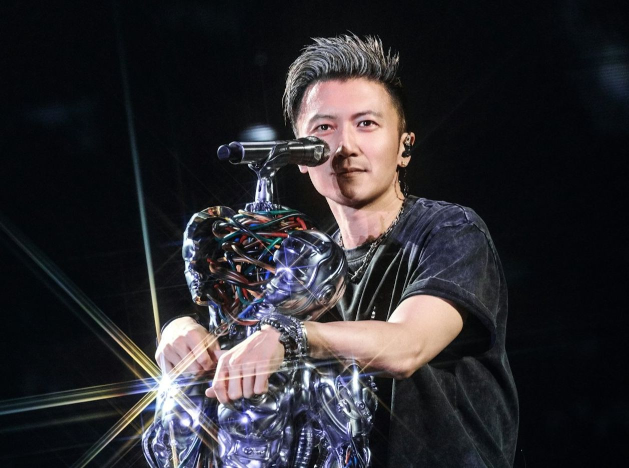 Tạ Đình Phong gây sốt với chuỗi 4 đêm nhạc đánh dấu mốc tái xuất sân khấu sau 25 năm.