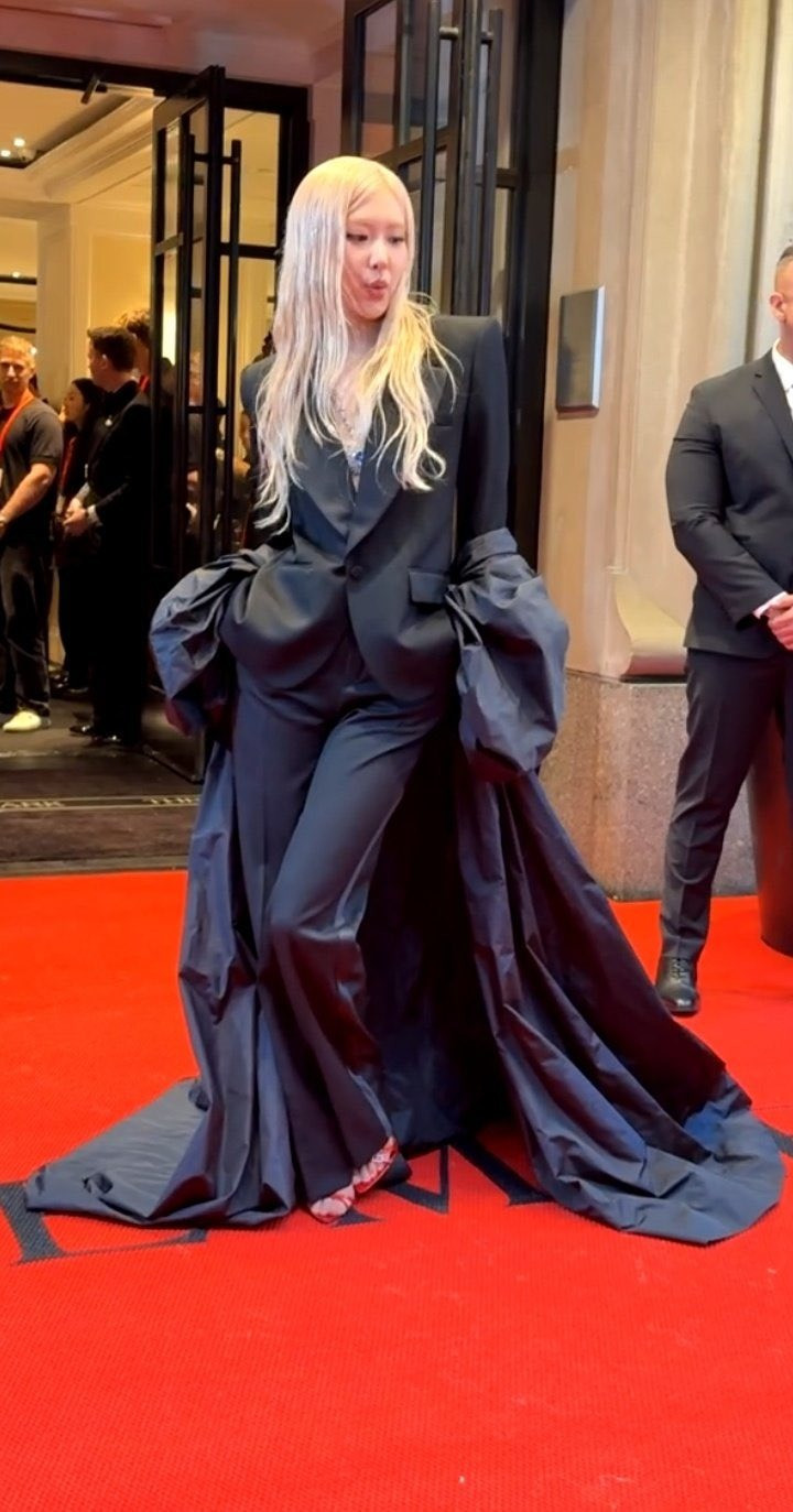 Rosé tạo dáng bên ngoài bảo tàng. Cô chọn vest kết hợp áo choàng màu đen. Ảnh: Twitter.