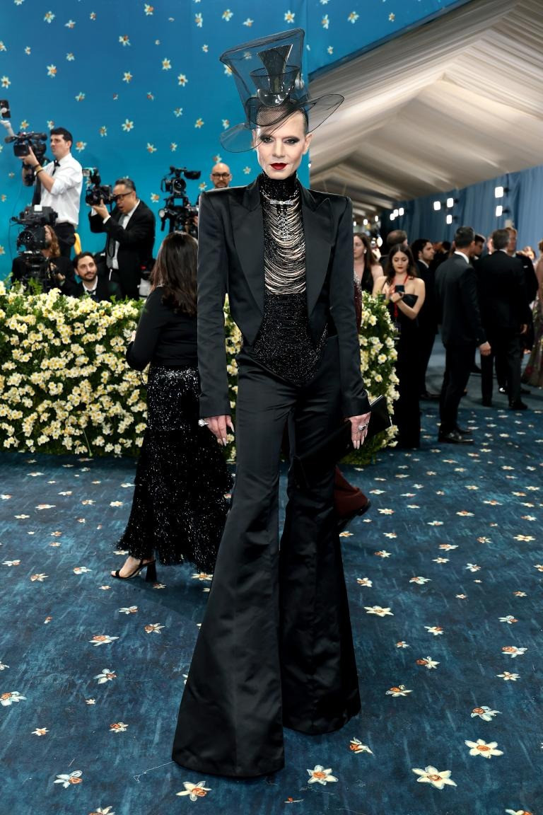 Cũng chọn phong cách tương tự Zendaya, Zoe Saldaña, Mona Patel (mặc Thom Browne, từ trái sang phải) và Jordan Roth (mặc LaQuan Smith) gây ấn tượng hơn. Ảnh: Getty Images.