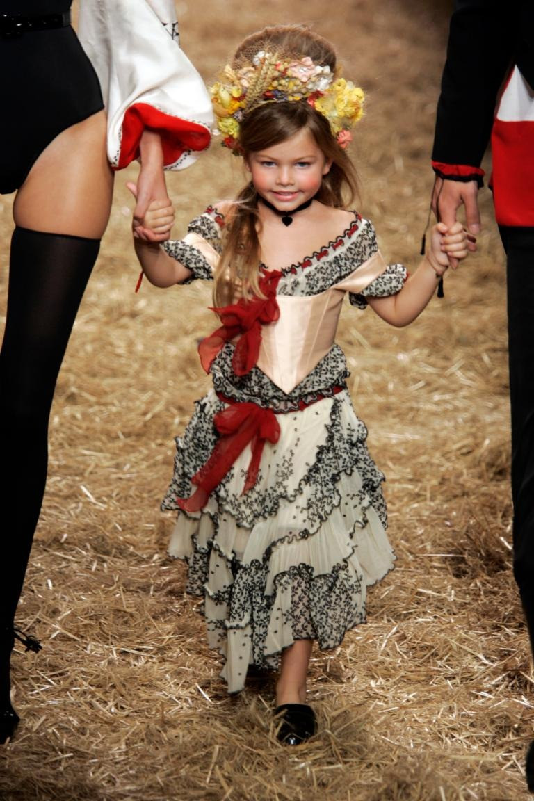 Blondeau được đích thân nhà thiết kế thời trang đình đám Jean Paul Gaultier lựa chọn vào năm lên 3 tuổi, nhờ đôi mắt xanh, mái tóc nâu vàng dài và đôi môi cong, hơi chu ra. Một năm sau, cô lần đầu tiên trình diễn trên sàn catwalk. Ảnh: Getty Images.