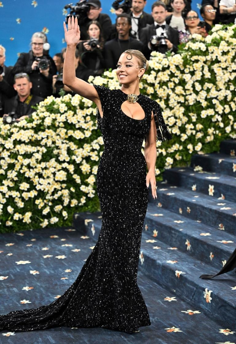 Sydney Sweeney nóng bỏng với váy đuôi cá lấp lánh của Miu Miu. Ảnh: AP.