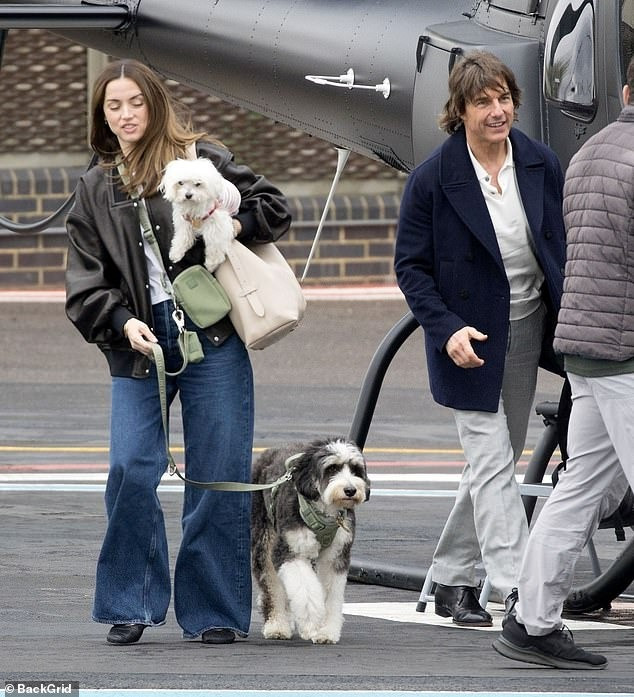 Đây không phải là lần đầu họ bị bắt gặp dành thời gian bên nhau. Vào giữa tháng 4, Tom Cruise hộ tống người đẹp 8X trở về London sau chuyến thăm chớp nhoáng tới Madrid. Vài tuần trước đó, họ cũng được thấy đi trên chiếc trực thăng của tài tử Nhiệm vụ bất khả thi. Họ còn ăn tối tại khu Soho ở London vào dịp Valentine. Trong khi tin đồn hẹn hò lan truyền rộng khắp giới truyền thông Âu - Mỹ, một người trong cuộc khẳng định với People cả hai dùng bữa tối cùng người đại diện của họ và thảo luận về khả năng hợp tác trong tương lai. Tom và Ana chưa phản hồi về tin đồn.