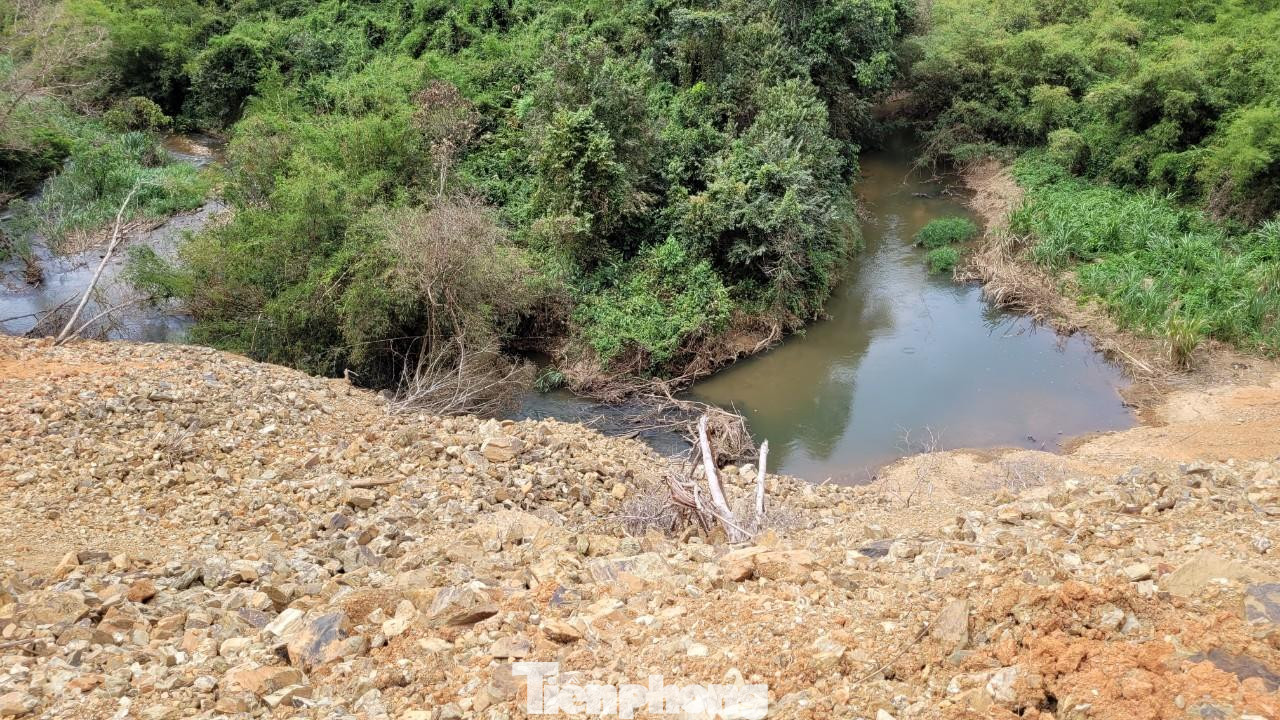 Một lượng đất đá khá lớn chèn lấp suối gần lán trại của Công ty Cổ phần xây dựng công trình 412 Một lượng đất đá khá lớn chèn lấp suối gần lán trại của Công ty Cổ phần xây dựng công trình 412