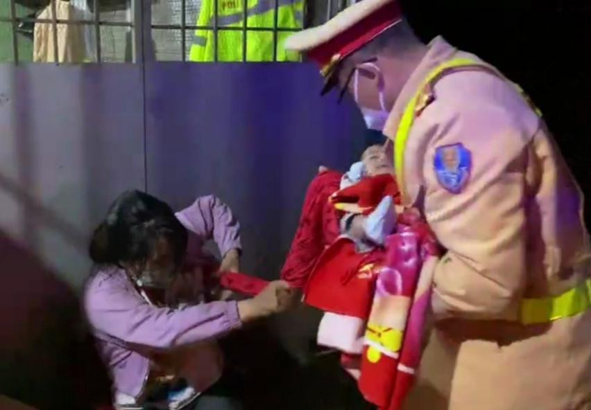 Lực lượng CSGT hỗ trợ chị Duyên trên đường về huyện Tuy Đức Lực lượng CSGT hỗ trợ chị Duyên trên đường về huyện Tuy Đức