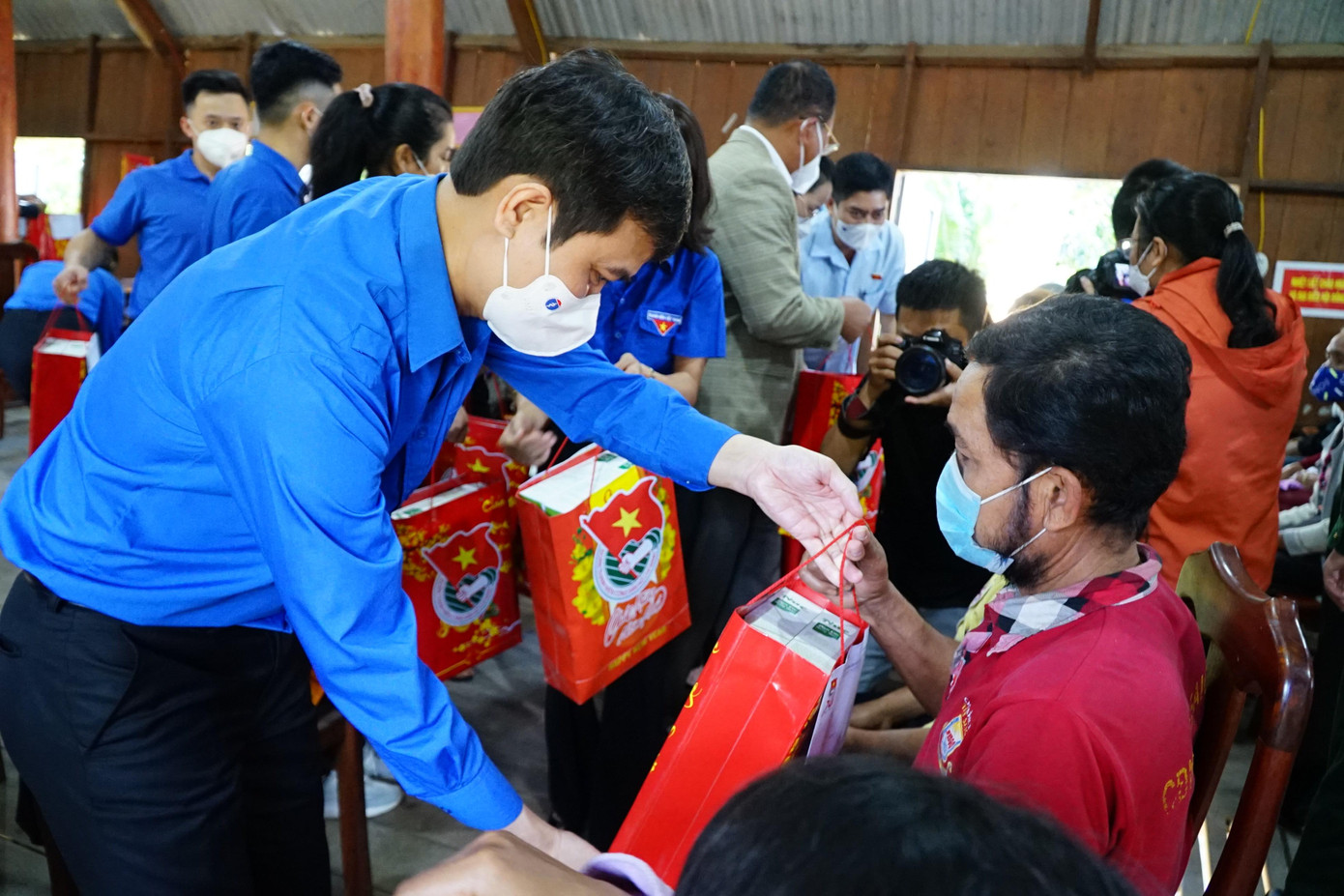 Thay mặt Trung ương Đoàn TNCS Hồ Chí Minh tặng quà cho người dân buôn Đrăng Phốk Thay mặt Trung ương Đoàn TNCS Hồ Chí Minh tặng quà cho người dân buôn Đrăng Phốk