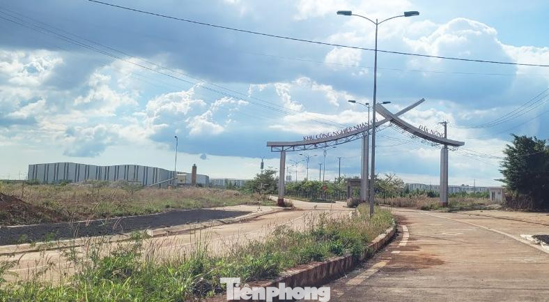 Bên ngoài Khu công nghiệp Nhân Cơ