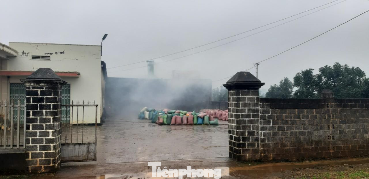 Theo tìm hiểu của Tiền Phong, các lò sấy cà phê đều đặt trong khu đông dân cư và được làm thủ công, nên không xử lý được dứt điểm ô nhiễm khói bụi. Tình trạng này đã diễn ra nhiều năm qua, người dân địa phương đã có nhiều phản ánh, kiến nghị với cơ quan chức năng, nhưng vẫn chưa được giải quyết. Trong ảnh, lò sấy cà phê ở xã Thuận An.