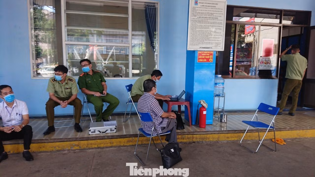 Đoàn liên ngành 389 kiểm tra cây xăng dầu tại địa chỉ số 308 đường Nguyễn Tất Thành