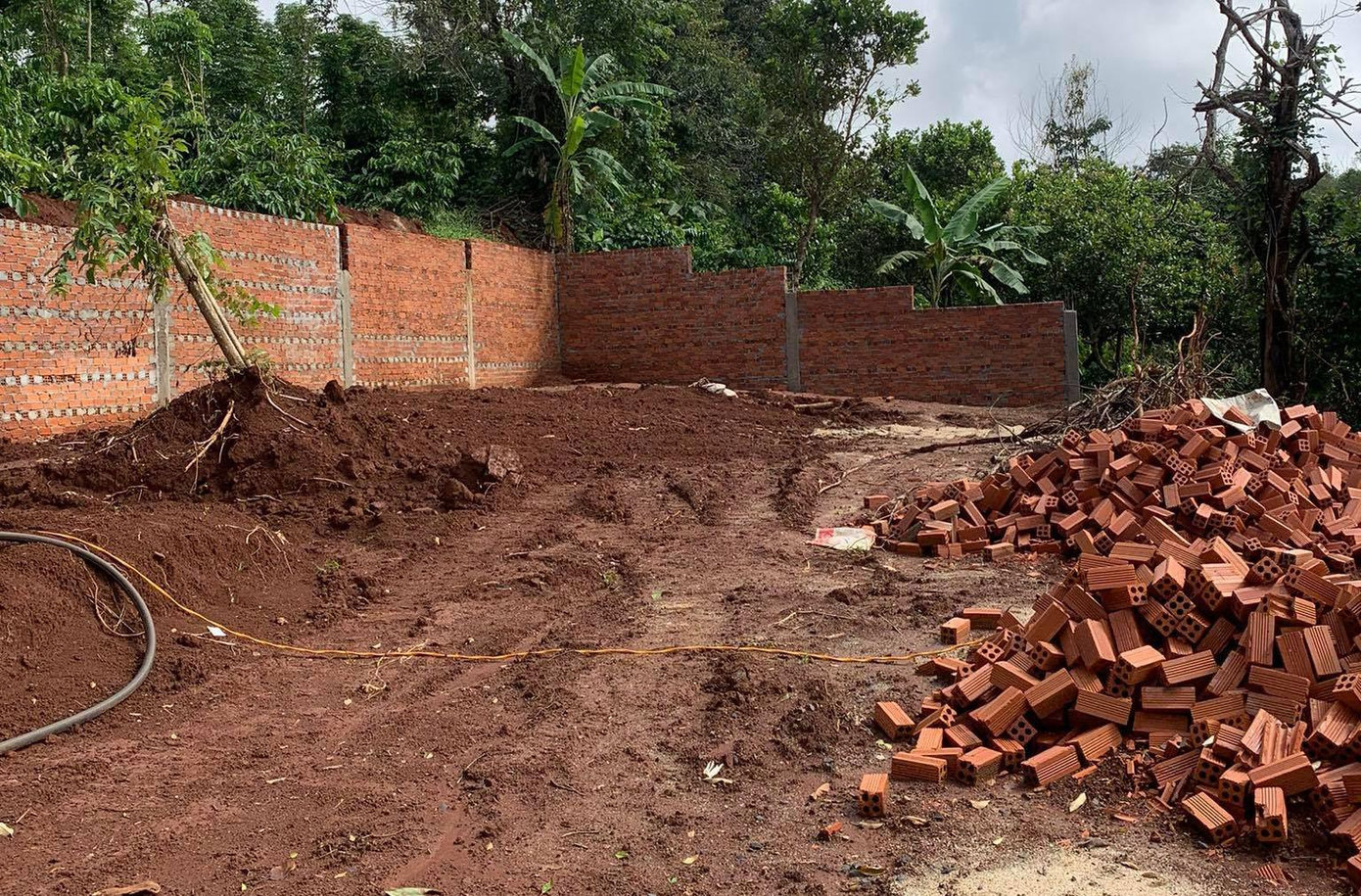 Một công trình xây dựng trên địa bàn giáp ranh giữa xã Ea Kao và phường Ea Tam Một công trình xây dựng trên địa bàn giáp ranh giữa xã Ea Kao và phường Ea Tam