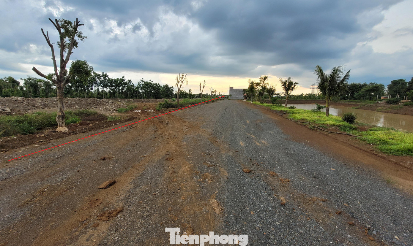 Theo ông Nê khu đất này (đường chỉ đỏ) đã bán hết để xây dựng biệt thự liền kề Theo ông Nê khu đất này (đường chỉ đỏ) đã bán hết để xây dựng biệt thự liền kề