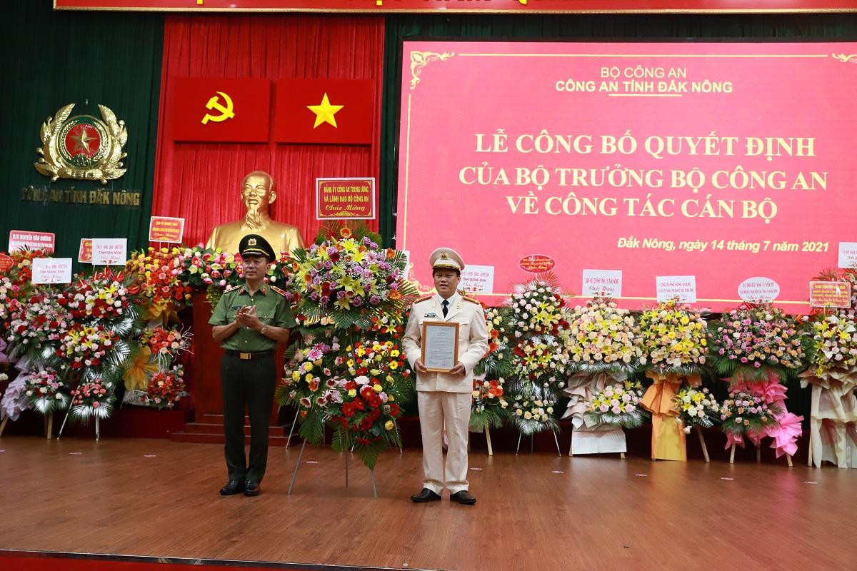 Trung tướng Trần Quốc Tỏ trao quyết định cho đại tá Bùi Quang Thanh