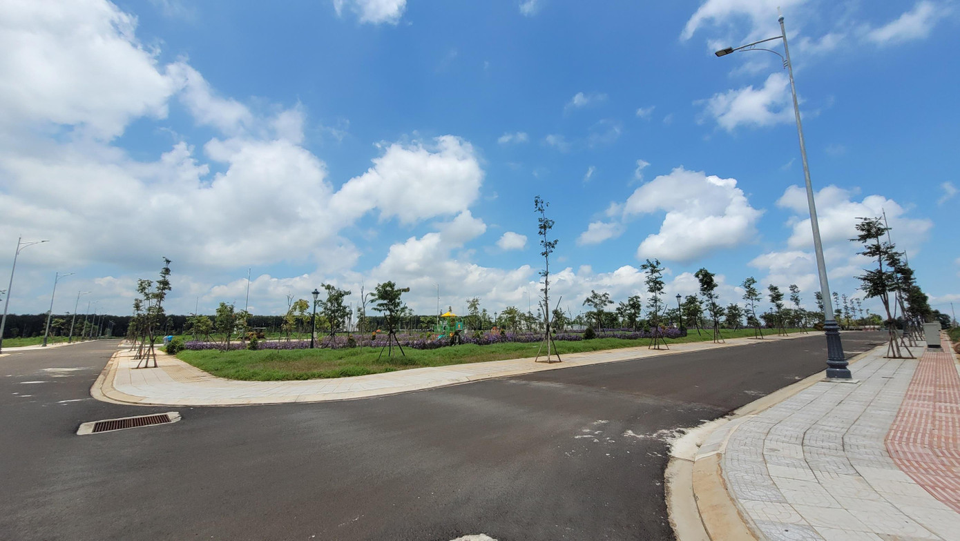 UBND tỉnh Đắk Lắk không thành lập Hội đồng định giá do Sở Tài chính chủ trì (thành phần theo quy định gồm UBND tỉnh, Sở Tài chính, Sở Xây dựng, Sở TN&amp;MT, Chủ tịch UBND thành phố Buôn Ma Thuột…) mà căn cứ vào 1 tờ trình (số 271 của Sở TN&amp;MT) ban hành giá đất tại dự án. Cụ thể, phần đất ở đô thị được áp giá tiền hơn 5,3 triệu đồng/m2; đất thương mại dịch vụ tại đô thị hơn 2,3 triệu đồng/m2.