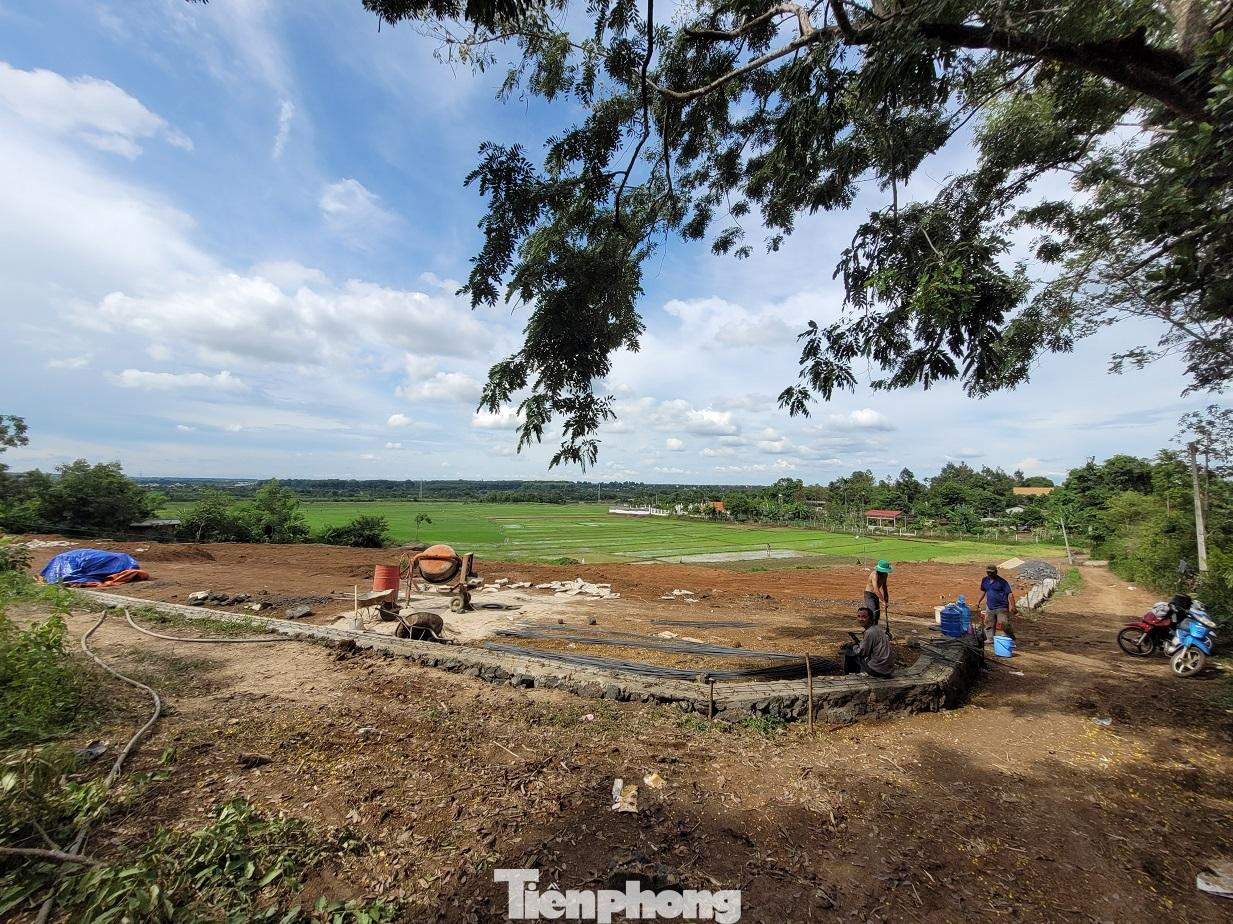 Một công trình ở buôn Kŏ Mliâo đang xây dựng sát ruộng Một công trình ở buôn Kŏ Mliâo đang xây dựng sát ruộng