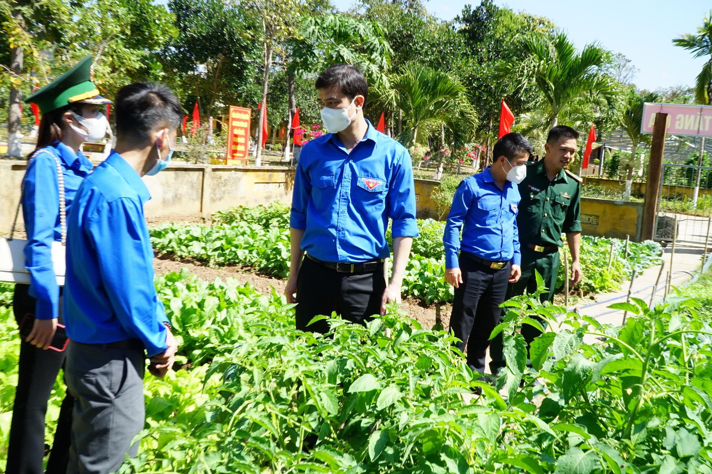 Bí thư Thường trực T.Ư Đoàn Bùi Quang Huy thăm mô hình tăng gia ở Đồn Biên phòng Sêrêpốk Bí thư Thường trực T.Ư Đoàn Bùi Quang Huy thăm mô hình tăng gia ở Đồn Biên phòng Sêrêpốk