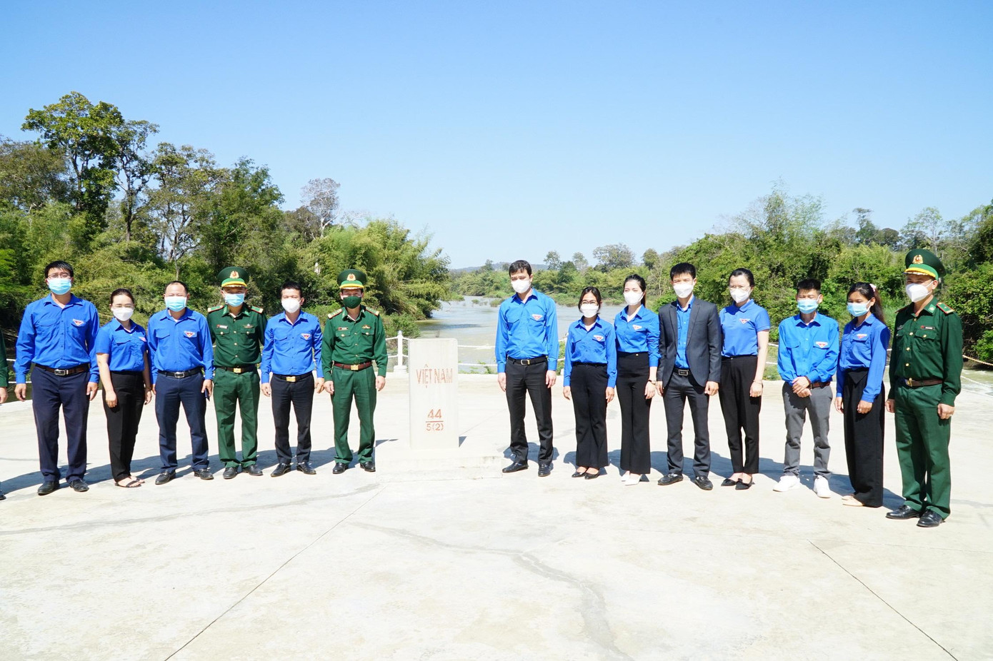 Đoàn công tác chụp ảnh lưu niệm với cán bộ, chiến sĩ Đồn Biên phòng Sêrêpốk Đoàn công tác chụp ảnh lưu niệm với cán bộ, chiến sĩ Đồn Biên phòng Sêrêpốk