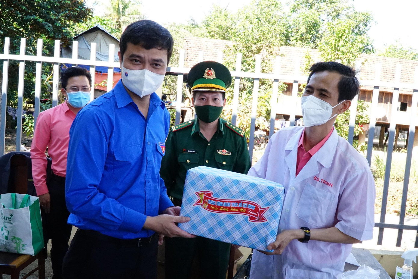 Tặng quà đơn vị thiện nguyện (cấp phát thuốc miễn phí cho người dân ở vùng biên giới) Tặng quà đơn vị thiện nguyện (cấp phát thuốc miễn phí cho người dân ở vùng biên giới)