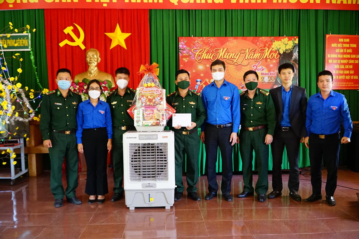 Anh Bùi Quang Huy và đoàn công tác của T.Ư Đoàn thăm, tặng quà Đồn Biên phòng Sêrêpốk Anh Bùi Quang Huy và đoàn công tác của T.Ư Đoàn thăm, tặng quà Đồn Biên phòng Sêrêpốk