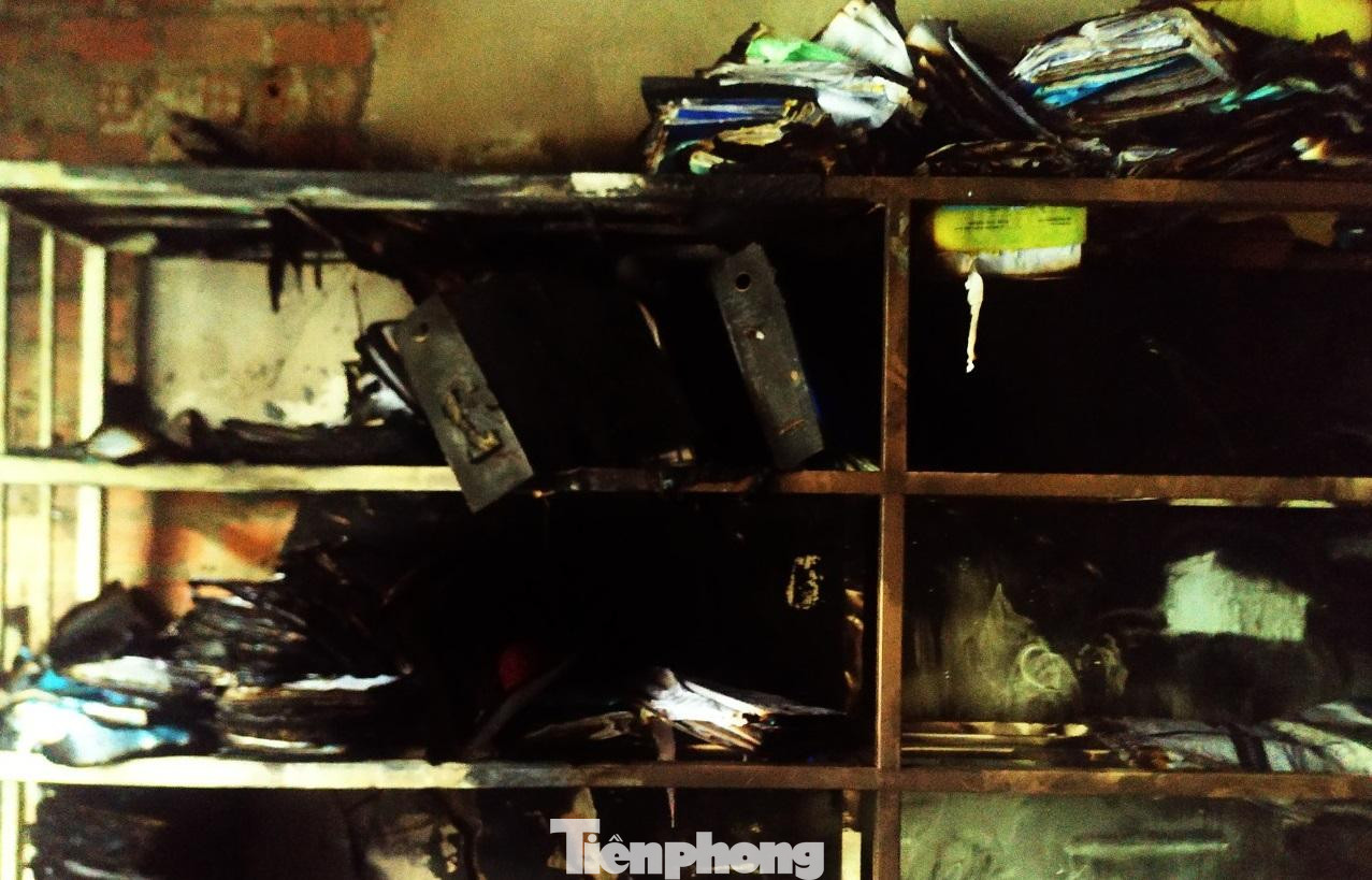 Nhiều tài liệu bị lửa thiêu cháy