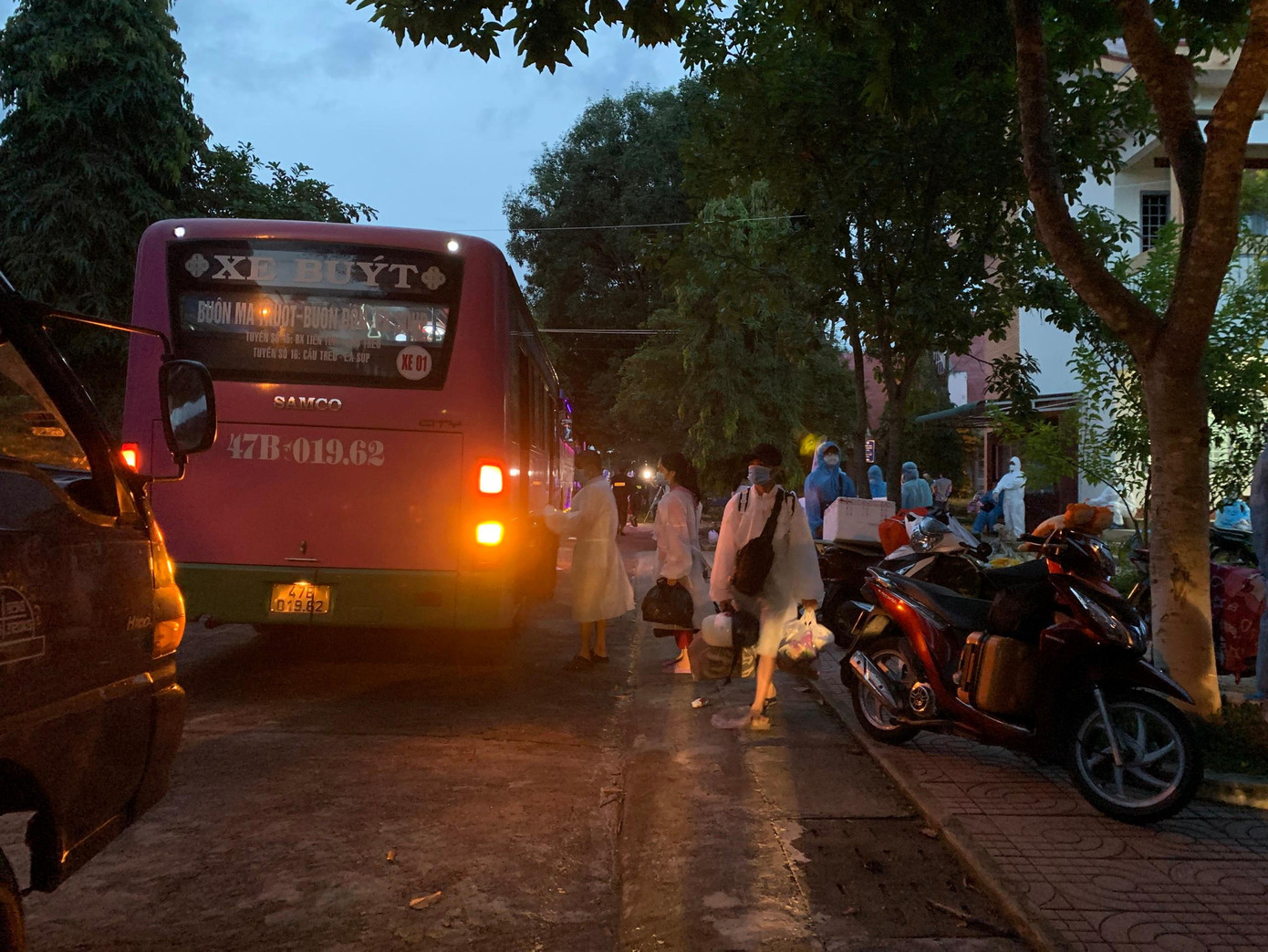 UBND thị xã Buôn Hồ đưa xe lên TP.Buôn Ma Thuột đón công dân UBND thị xã Buôn Hồ đưa xe lên TP.Buôn Ma Thuột đón công dân