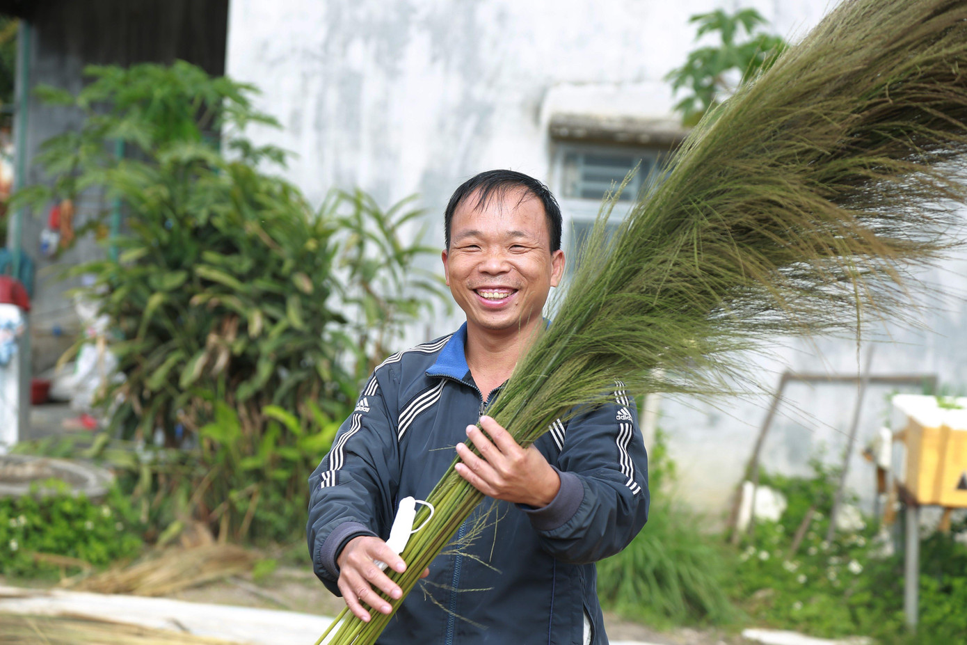 “Ngày kiếm được hơn 300.000đ, gia đình nào mà huy động đông người, thu nhập tăng gấp mấy lần. Vì vậy, đi hái đót ở đỉnh Chư Yang Sin tạo nguồn thu đáng kể cho nhiều gia đình giữa bối cảnh dịch bệnh hoành hành”, anh Nguyễn Hữu Hiệp (SN 1985, trú tại xã Cư Pui) cho hay.