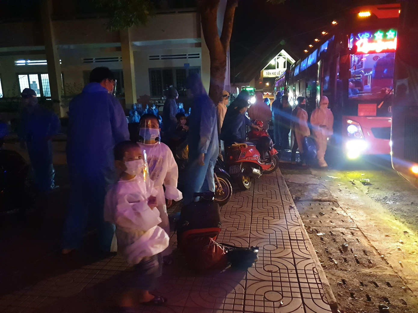 Trẻ em đi theo gia đình đối tượng ưu tiên được đưa đón về tỉnh Đắk Lắk Trẻ em đi theo gia đình đối tượng ưu tiên được đưa đón về tỉnh Đắk Lắk