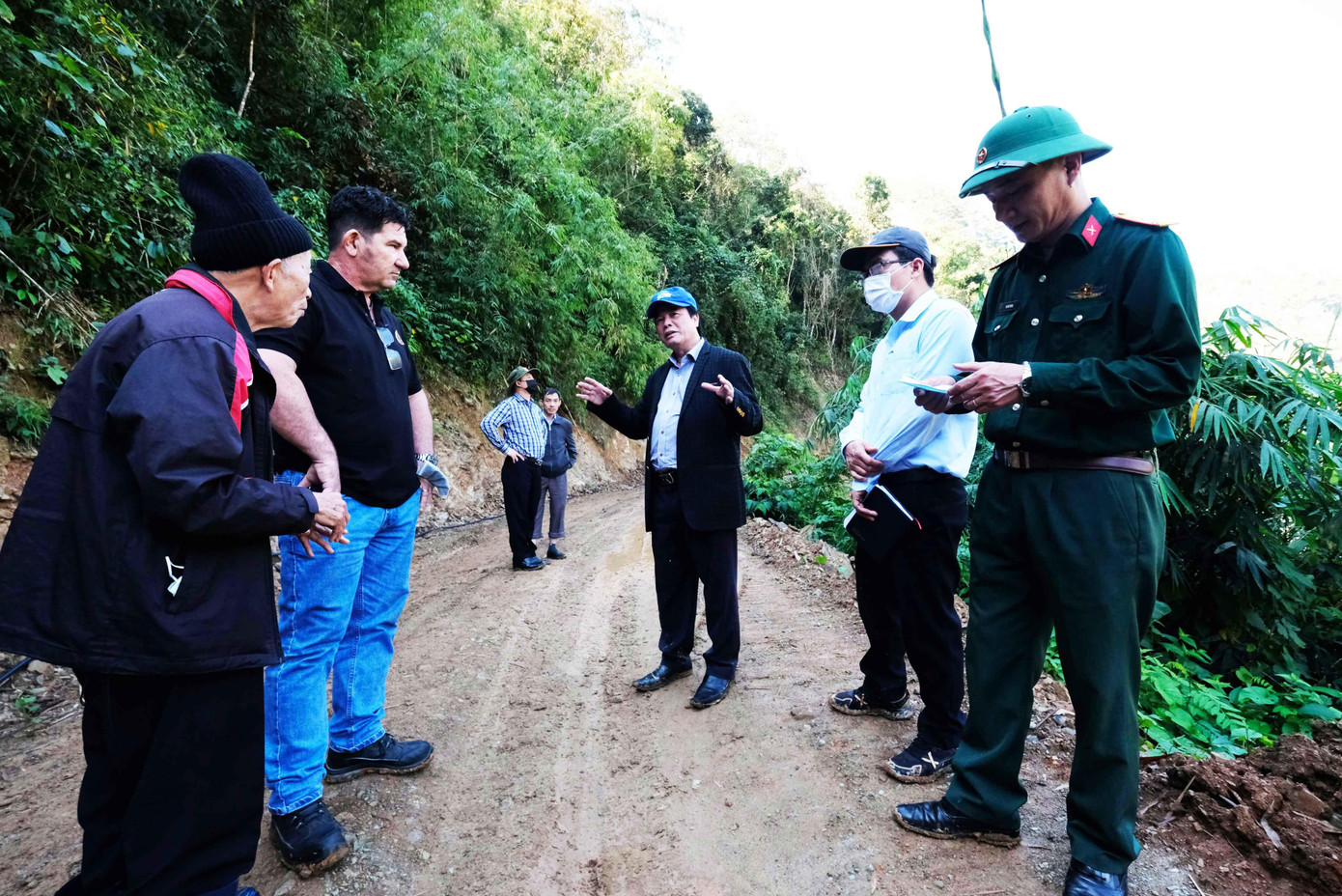 Đoàn công tác kiểm tra hiện trường Đoàn công tác kiểm tra hiện trường