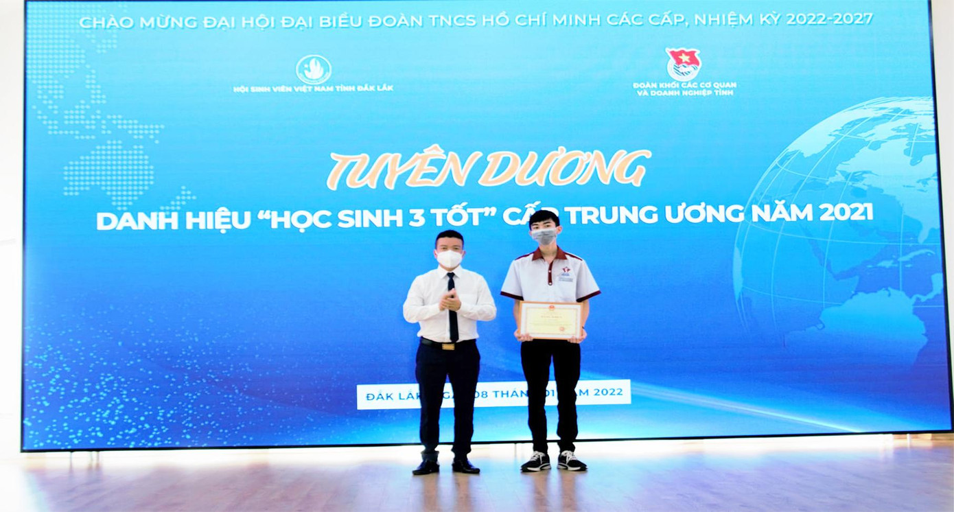 Trao tặng danh hiệu “Học sinh 3 tốt” cấp Trung ương cho học sinh Lê Văn Huy (trường THCS-THPT Đông Du) Trao tặng danh hiệu “Học sinh 3 tốt” cấp Trung ương cho học sinh Lê Văn Huy (trường THCS-THPT Đông Du)