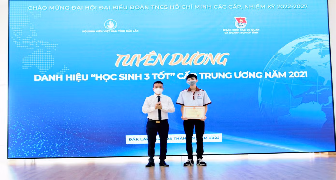 Trao tặng danh hiệu “Học sinh 3 tốt” cấp Trung ương cho học sinh Lê Văn Huy (trường THCS-THPT Đông Du)