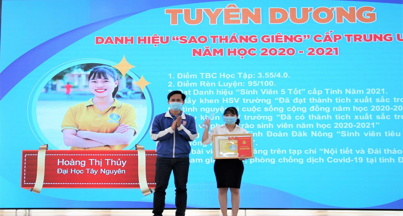 Trao danh hiệu "Sao tháng Giêng" đối với sinh viên Hoàng Thị Thủy Trao danh hiệu "Sao tháng Giêng" đối với sinh viên Hoàng Thị Thủy