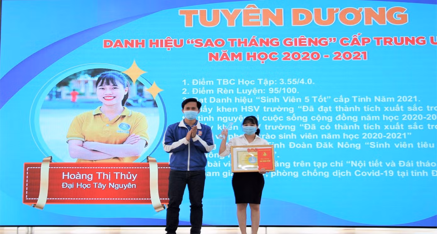 Trao danh hiệu "Sao tháng Giêng" đối với sinh viên Hoàng Thị Thủy