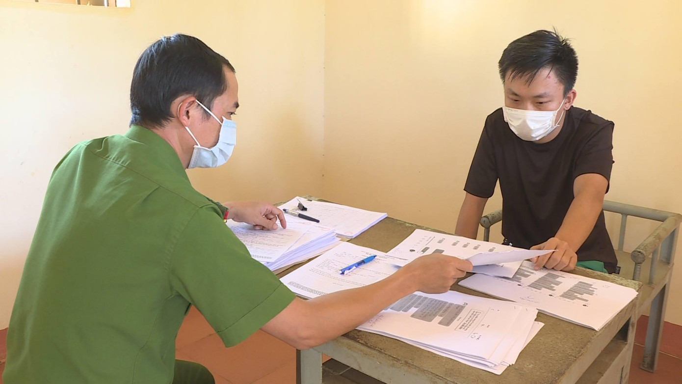 Công an làm việc với một đối tượng trong đường dây ghi số đề quy mô lớn