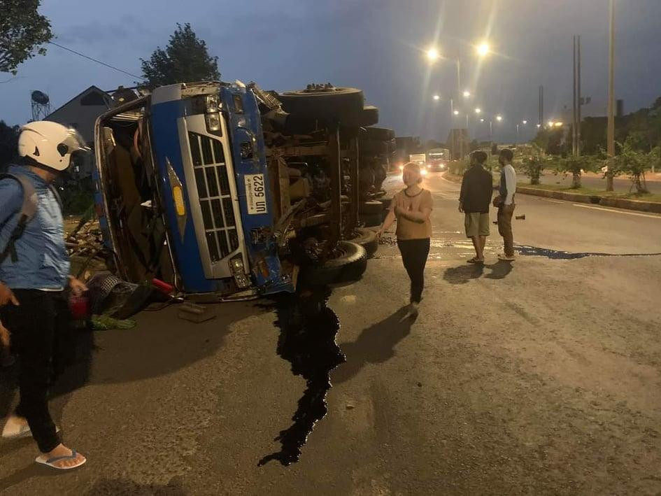 Xe tải lật nghiêng bên vệ đường