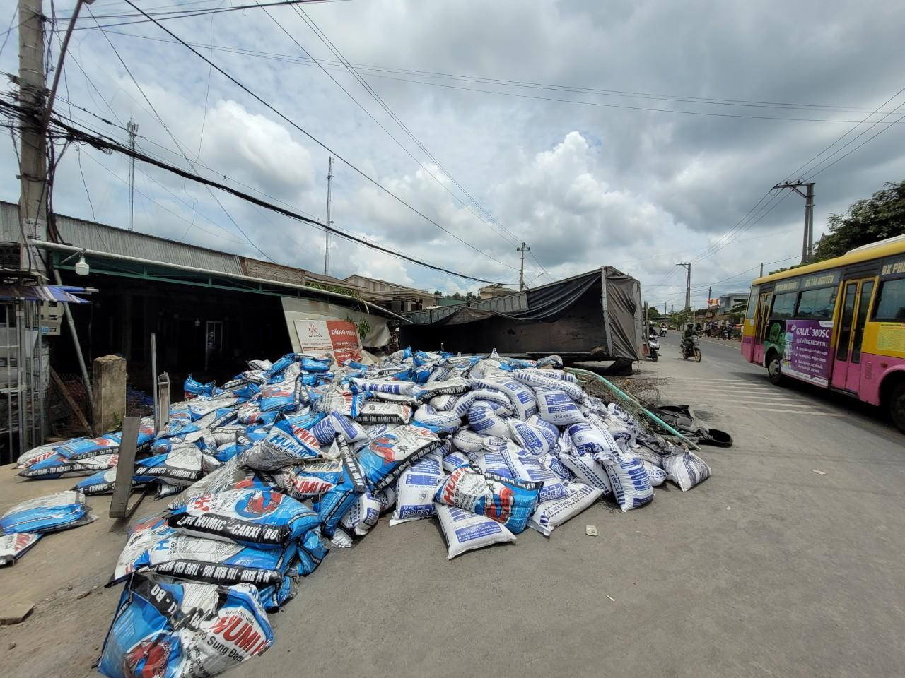 Phân bón đổ đầy đường