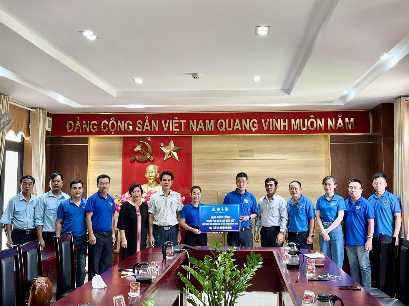 Tỉnh Đoàn Đắk Lắk tặng Huyện đoàn Lý Sơn công trình “Nghĩa tình biên giới - biển đảo", 1.000 quyển vở, 1 bộ trống đội cho thiếu nhi Tỉnh Đoàn Đắk Lắk tặng Huyện đoàn Lý Sơn công trình “Nghĩa tình biên giới - biển đảo", 1.000 quyển vở, 1 bộ trống đội cho thiếu nhi