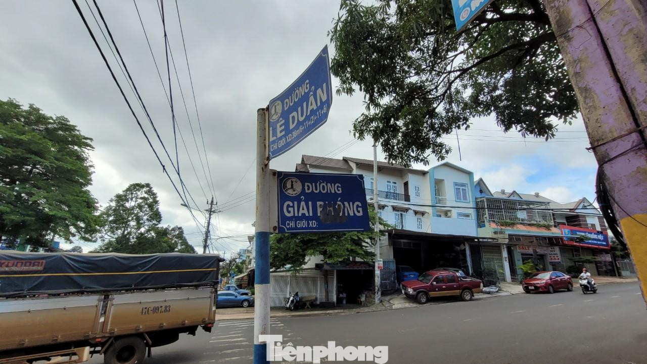 Ở TP Buôn Ma Thuột có tới 2 đường Giải Phóng (phường Tân Thành và phường Tân An). Sau khi phát hiện trùng tên đường này, chính quyền đã đổi tên đường Giải Phòng (phường Tân An) thành đường Đồng Khởi.