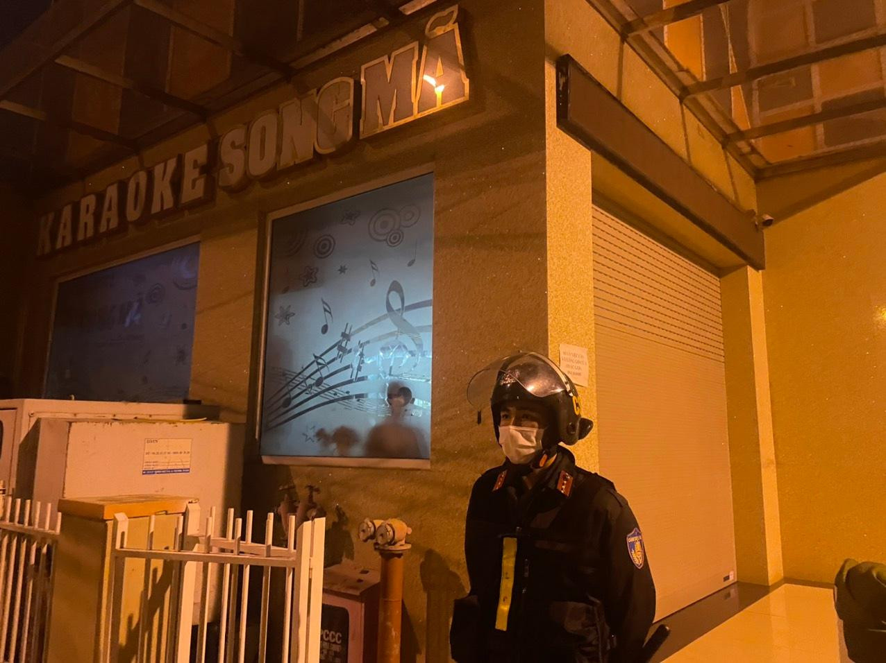 Công an kiểm tra quán karaoke Song Mã Công an kiểm tra quán karaoke Song Mã