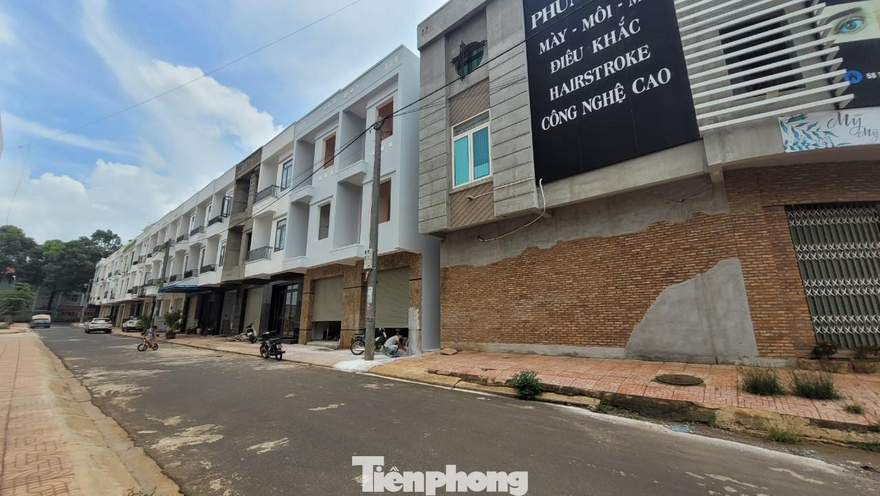 Bất chấp "lệnh" cấm từ UBND tỉnh Đắk Lắk, Cty Phú Xuân vẫn hoàn thiện hàng chục căn nhà (dạng nhà ở thương mại) để bán, trong khi phần đất này, chủ đầu tư chỉ được phép xây dựng nhà trưng bày sản phẩm Bất chấp "lệnh" cấm từ UBND tỉnh Đắk Lắk, Cty Phú Xuân vẫn hoàn thiện hàng chục căn nhà (dạng nhà ở thương mại) để bán, trong khi phần đất này, chủ đầu tư chỉ được phép xây dựng nhà trưng bày sản phẩm