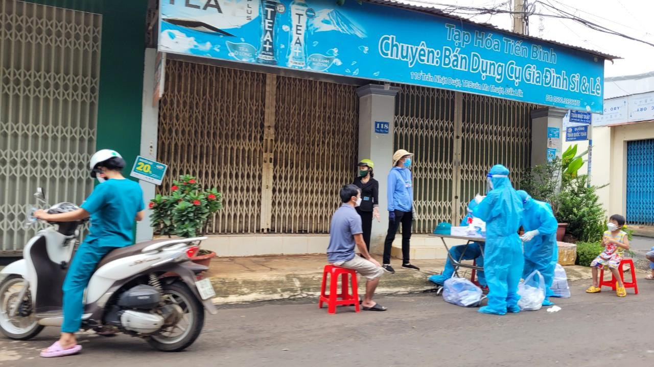 Một điểm test nhanh để bóc tách F0 ra khỏi cộng đồng ở TP Buôn Ma Thuột, Đắk Lắk Một điểm test nhanh để bóc tách F0 ra khỏi cộng đồng ở TP Buôn Ma Thuột, Đắk Lắk