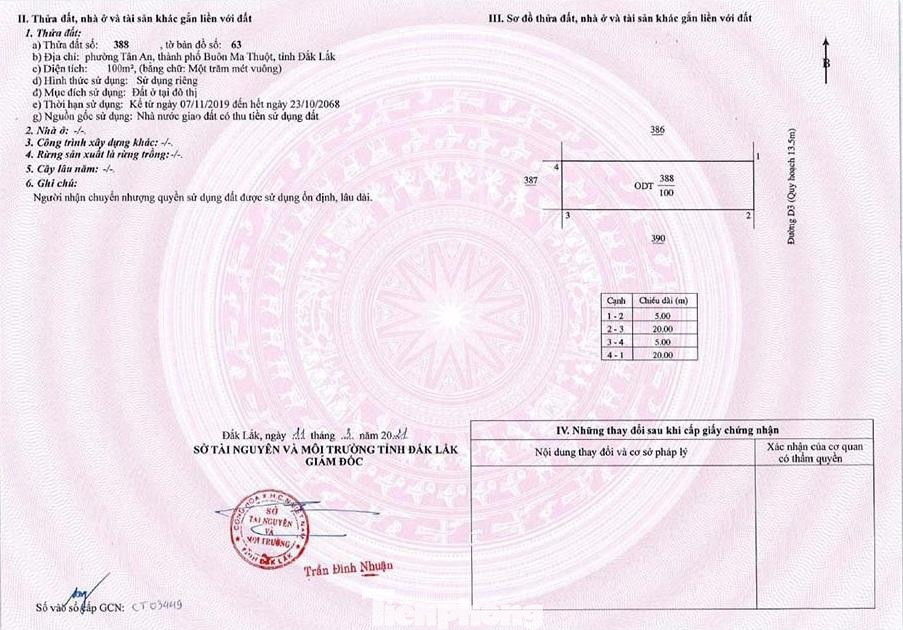 Dù chưa đủ điều kiện bán đất nền (để người dân tự xây dựng nhà ở trong tương lai), nhưng kỳ lạ thay, từ tháng 3/2021, Giám đốc Sở Tài nguyên và Môi trường Đắk Lắk Trần Đình Nhuận đã ký cấp hàng loạt giấy chứng nhận quyền sử dụng đất tại dự án.