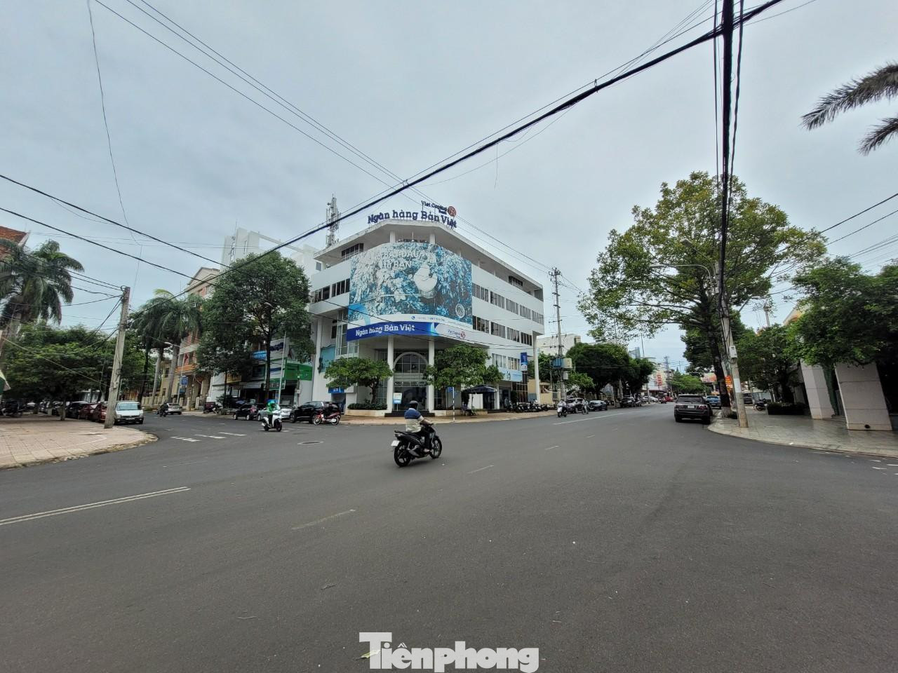 UBND tỉnh Đắk Lắk từng bàn lô đất số 48 đường Phan Bội Châu cho doanh nghiệp Tính Nên (địa chỉ ở thị xã Buôn Hồ), nhưng không thông qua đấu giá. Nay, vị trí này thuộc sở hữu của Ngân hàng Bản Việt.