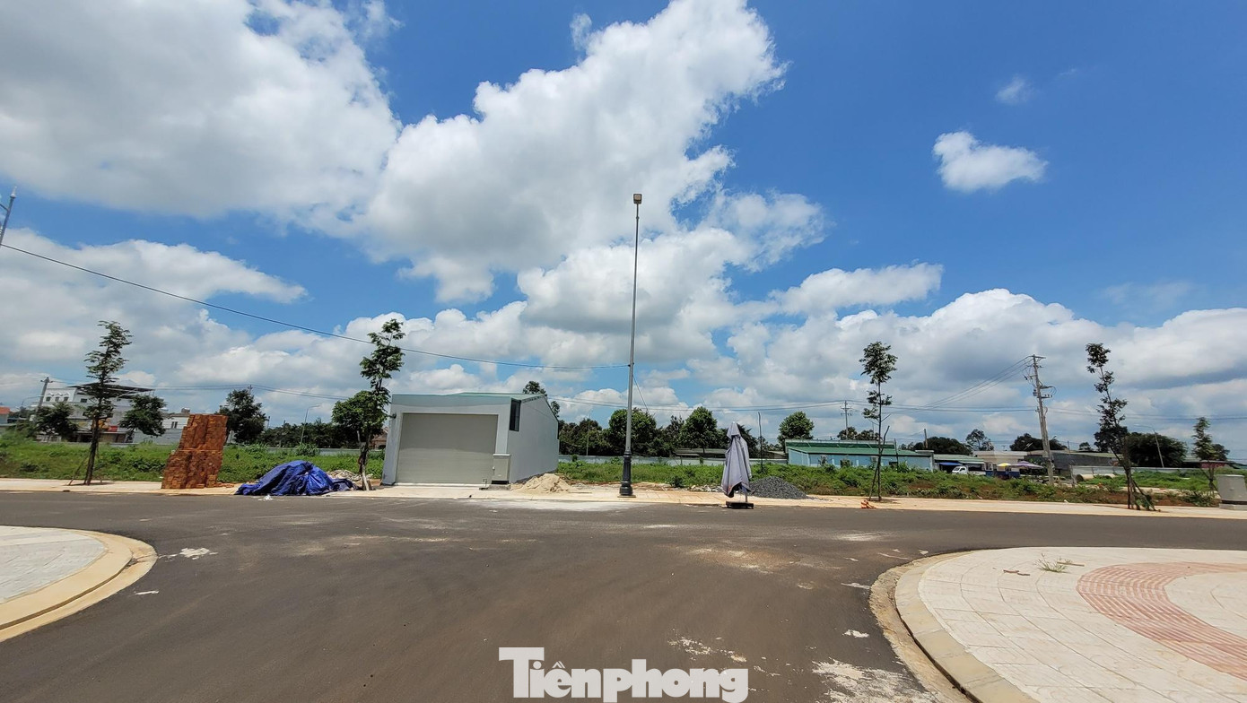 Tuy nhiên, thực tế bên trong dự án này có cả nhà cấp 4, nhà 3 tầng. Ngoài việc chưa hoàn thiện cơ sở hạ tầng, Công ty Ân Phú cũng chưa triển khai dự án làm khu xử lý nước thải tập trung 600m3/ngày đêm như cam kết. Không hiểu nước thải sẽ thoát đi đâu?