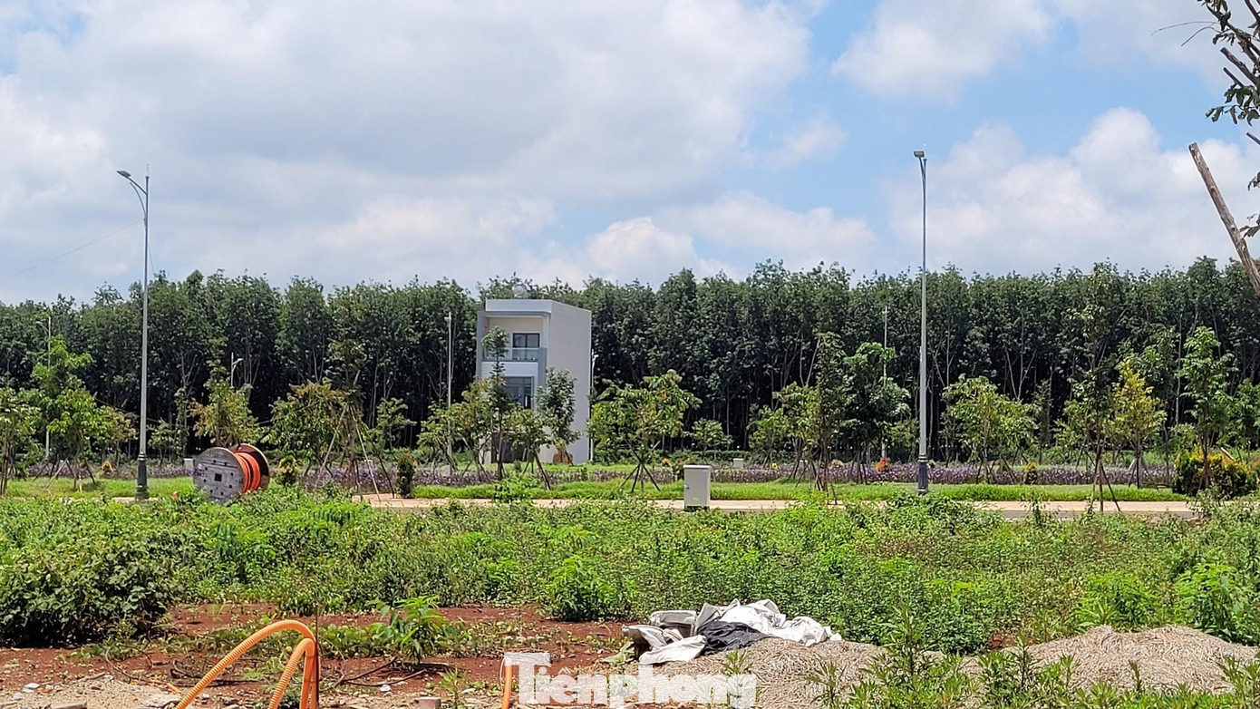 Một căn nhà 3 tầng lạc lõng giữa khu đô thị được quảng cáo mang thiết kế theo phong cách châu Âu.