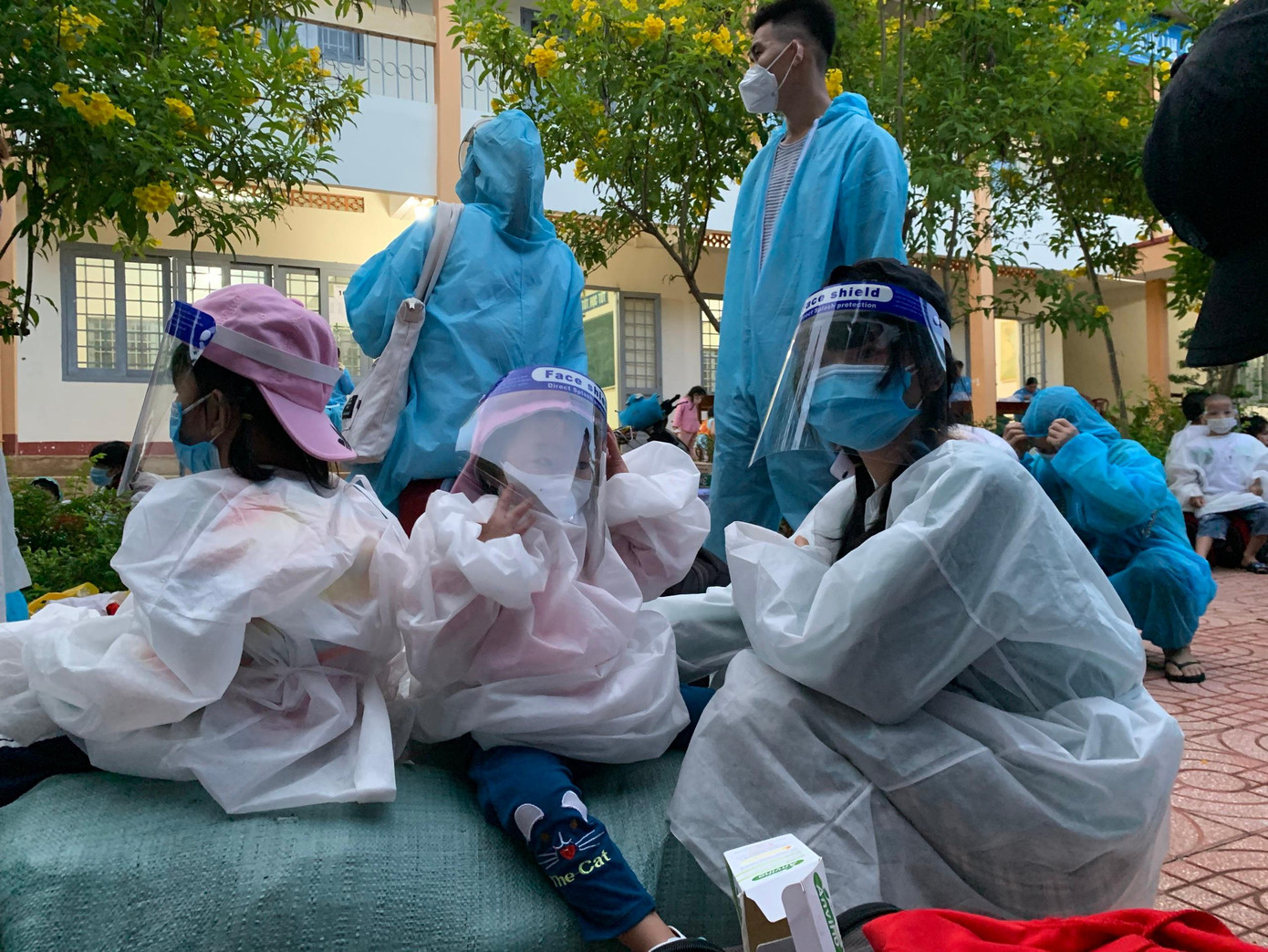 Trong đoàn gần 500 người có rất nhiều phụ nữ và trẻ em Trong đoàn gần 500 người có rất nhiều phụ nữ và trẻ em