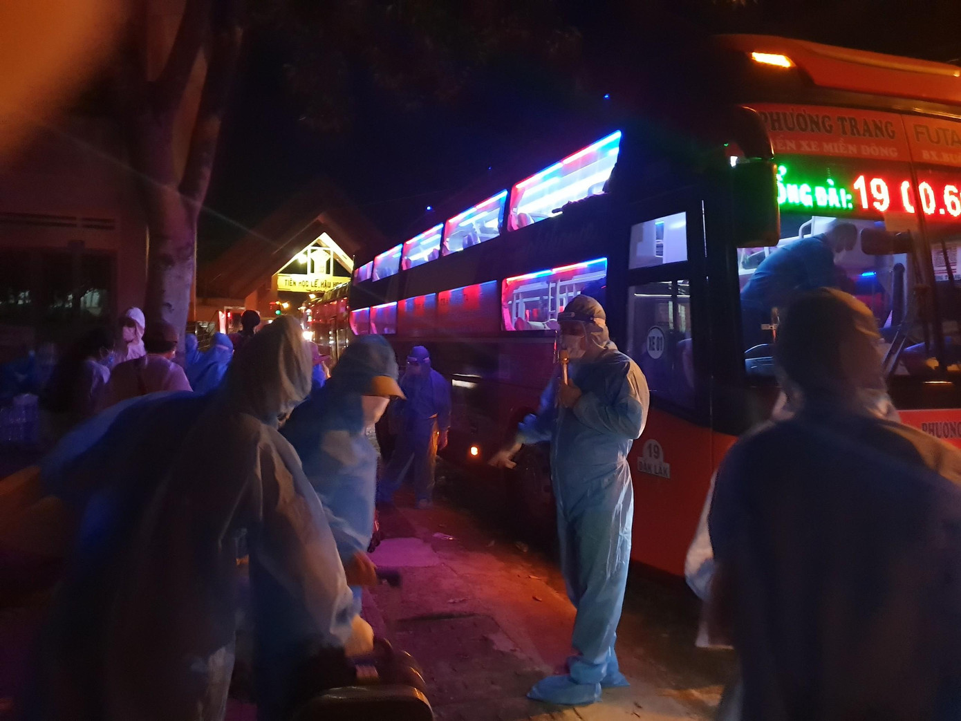 Cơ quan chức năng đang làm thủ tục đón người về các huyện Cơ quan chức năng đang làm thủ tục đón người về các huyện