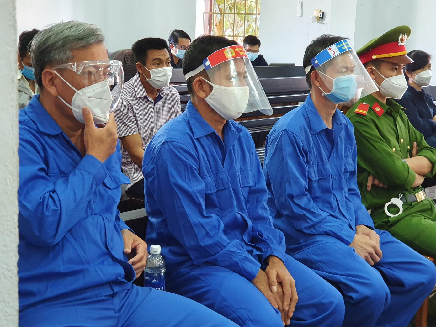 Trịnh Sướng (ngoài cùng bên trái) cùng các đồng phạm tại phiên xét xử sơ thẩm Trịnh Sướng (ngoài cùng bên trái) cùng các đồng phạm tại phiên xét xử sơ thẩm